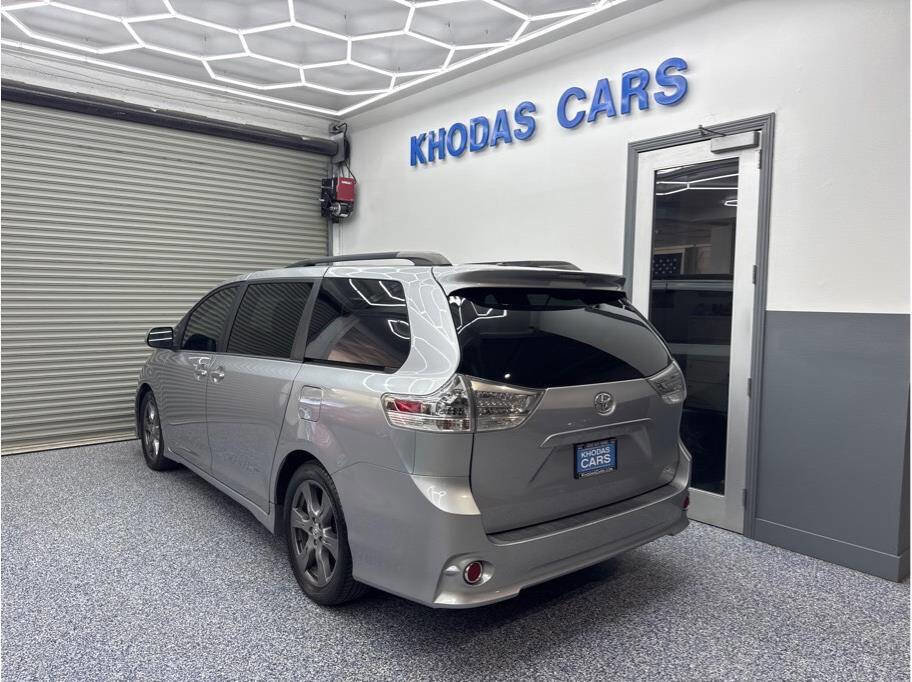 Used 2017 Toyota Sienna SE Premium image 3