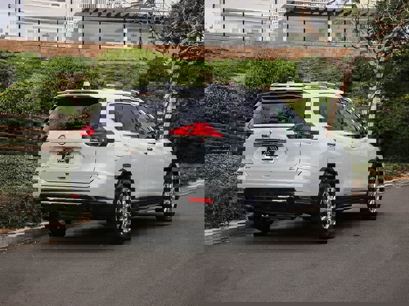 Used 2017 Nissan Rogue SV image 7