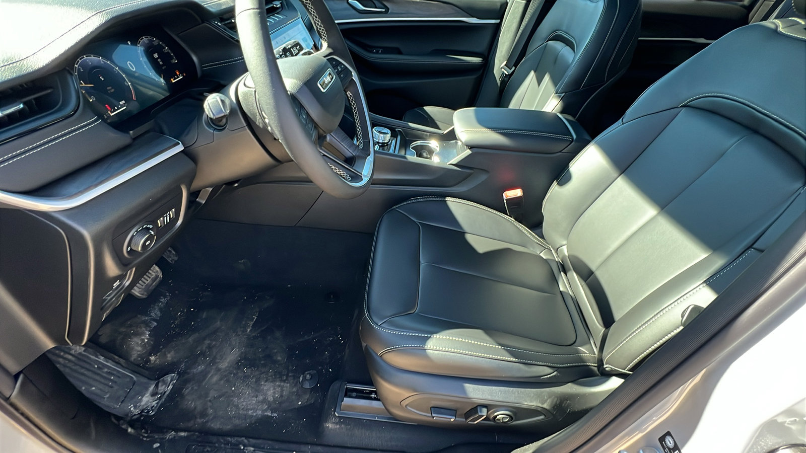 New 2026 Jeep Grand Cherokee Limited w/ Limited Altitude Package AWD/4WD image 16