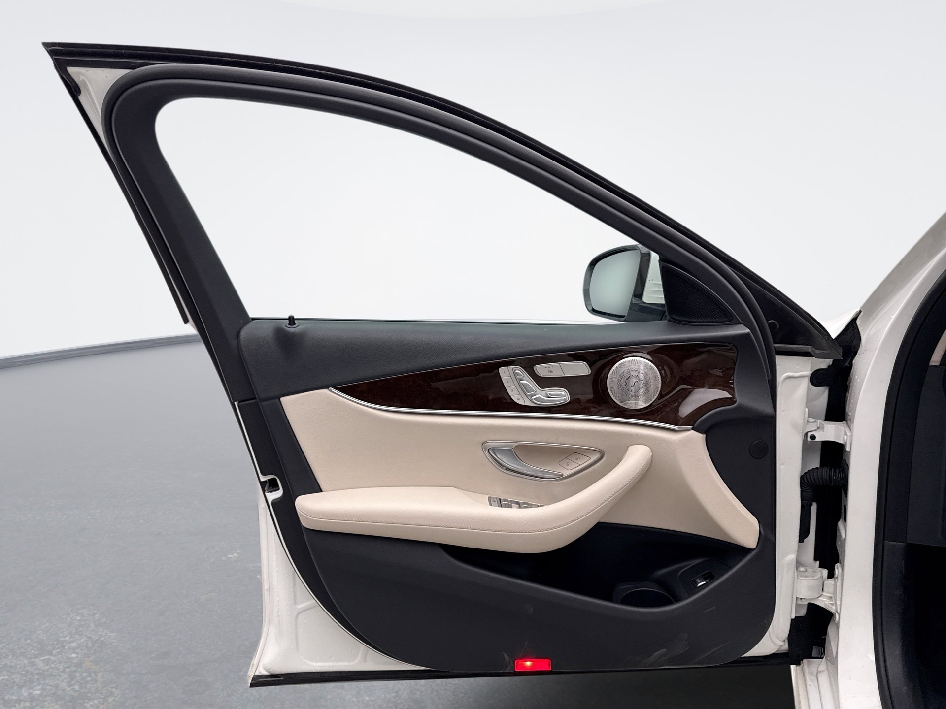 Used 2022 Mercedes-Benz E 350 4MATIC Sedan image 9