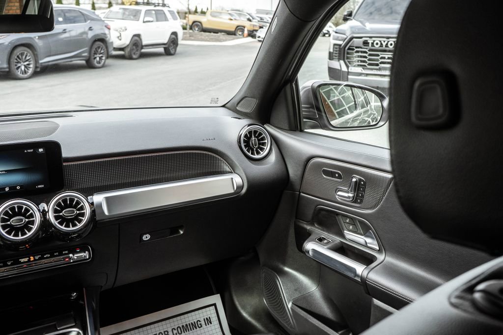 Used 2022 Mercedes-Benz GLB 250 4MATIC w/ Premium Package Lite image 13