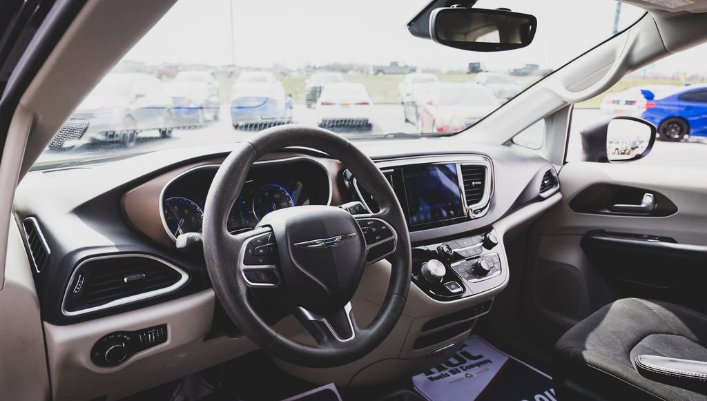 Used 2017 Chrysler Pacifica Touring image 2