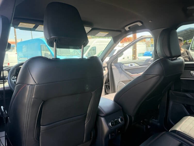 Used 2025 Ford Explorer ST-Line w/ ST-Line Street Pack AWD/4WD image 21