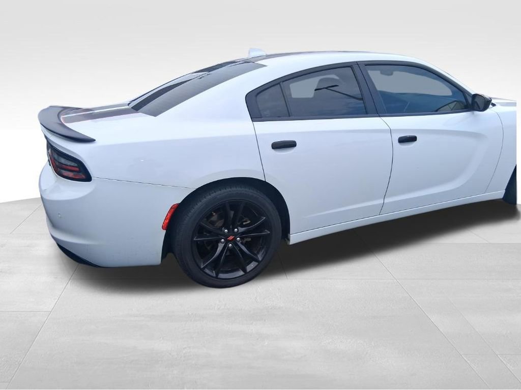Used 2017 Dodge Charger R/T w/ Plus Group RWD image 3
