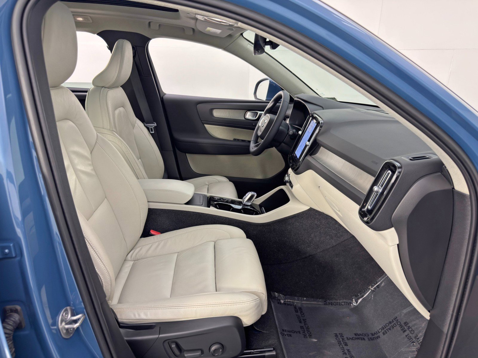 Used 2023 Volvo XC40 B5 Ultimate image 15