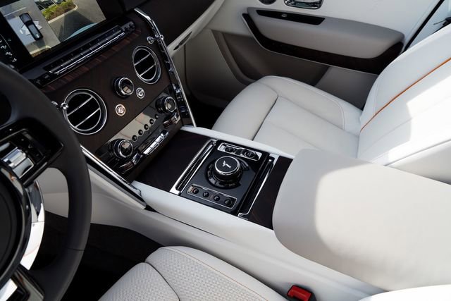Used 2023 Rolls-Royce Cullinan w/ Cullinan Package image 38