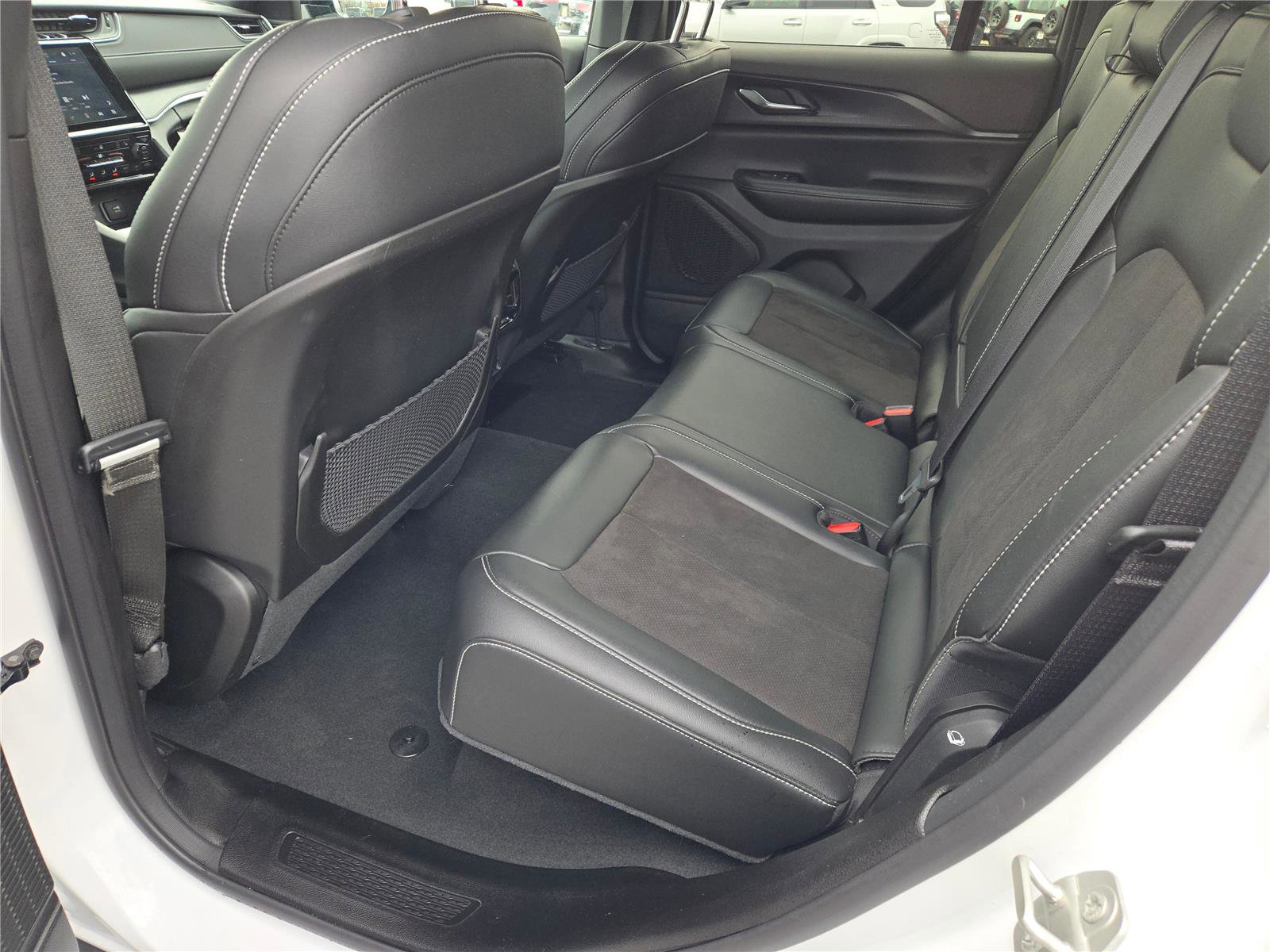 Certified 2024 Jeep Grand Cherokee Altitude image 21