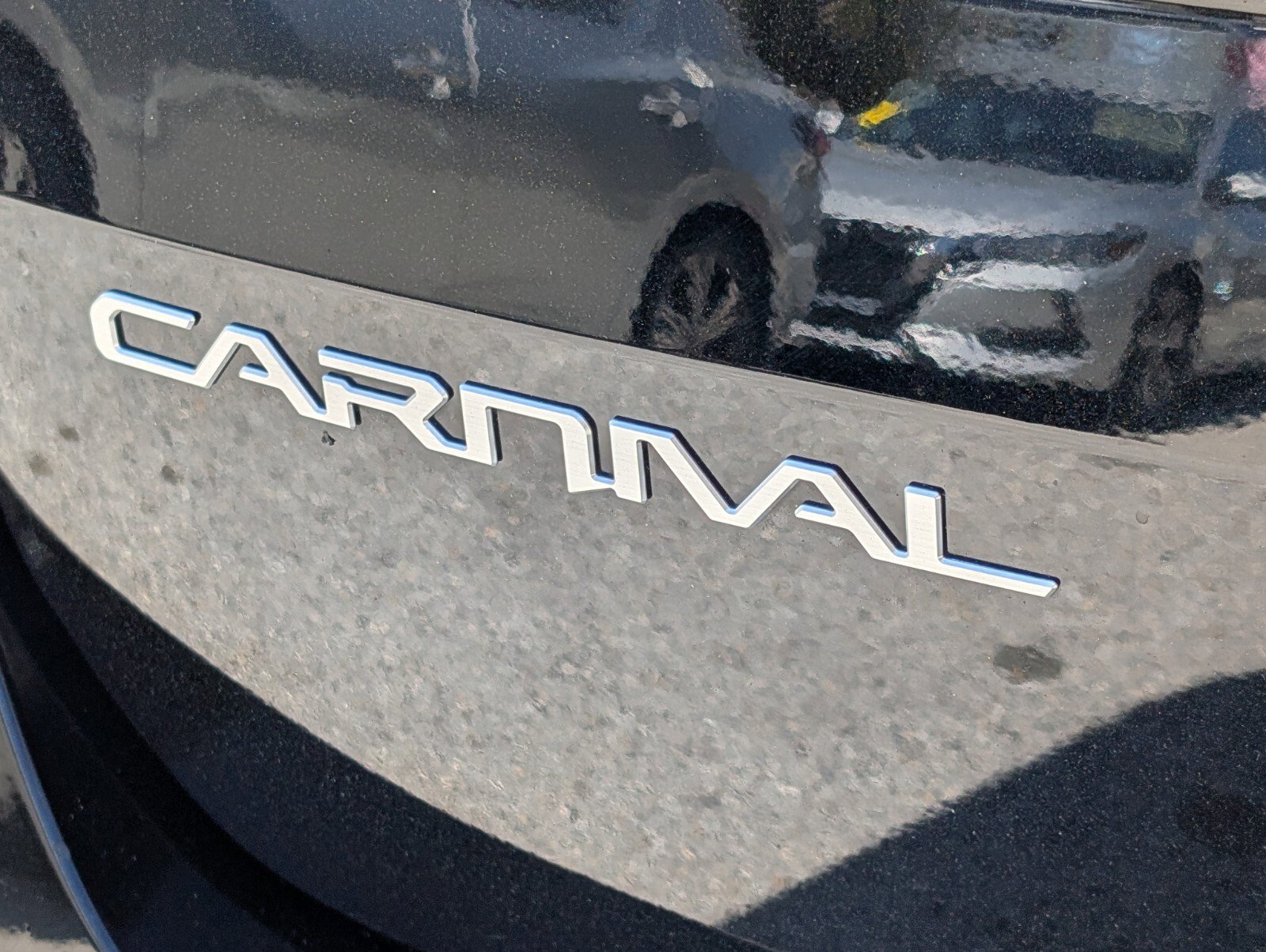 Used 2024 Kia Carnival EX image 18