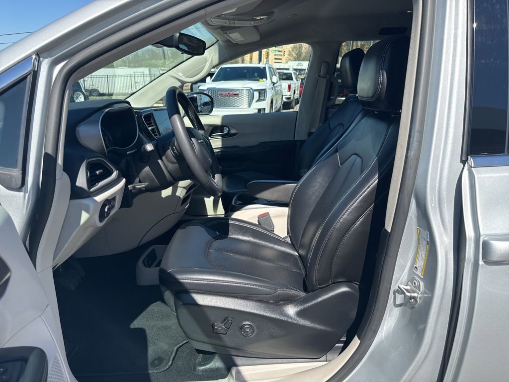 Used 2024 Chrysler Pacifica Touring-L image 15