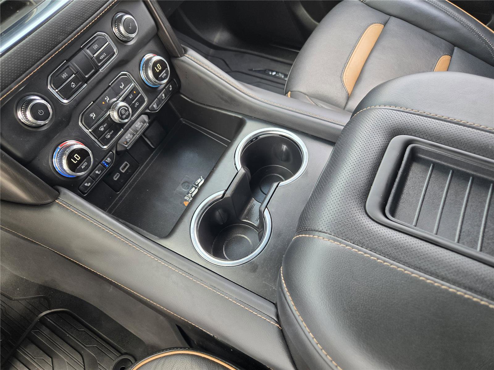 Used 2024 GMC Yukon AT4 w/ Technology Package AWD/4WD image 18