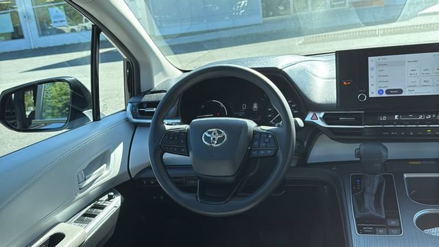 Certified 2025 Toyota Sienna LE FWD image 21