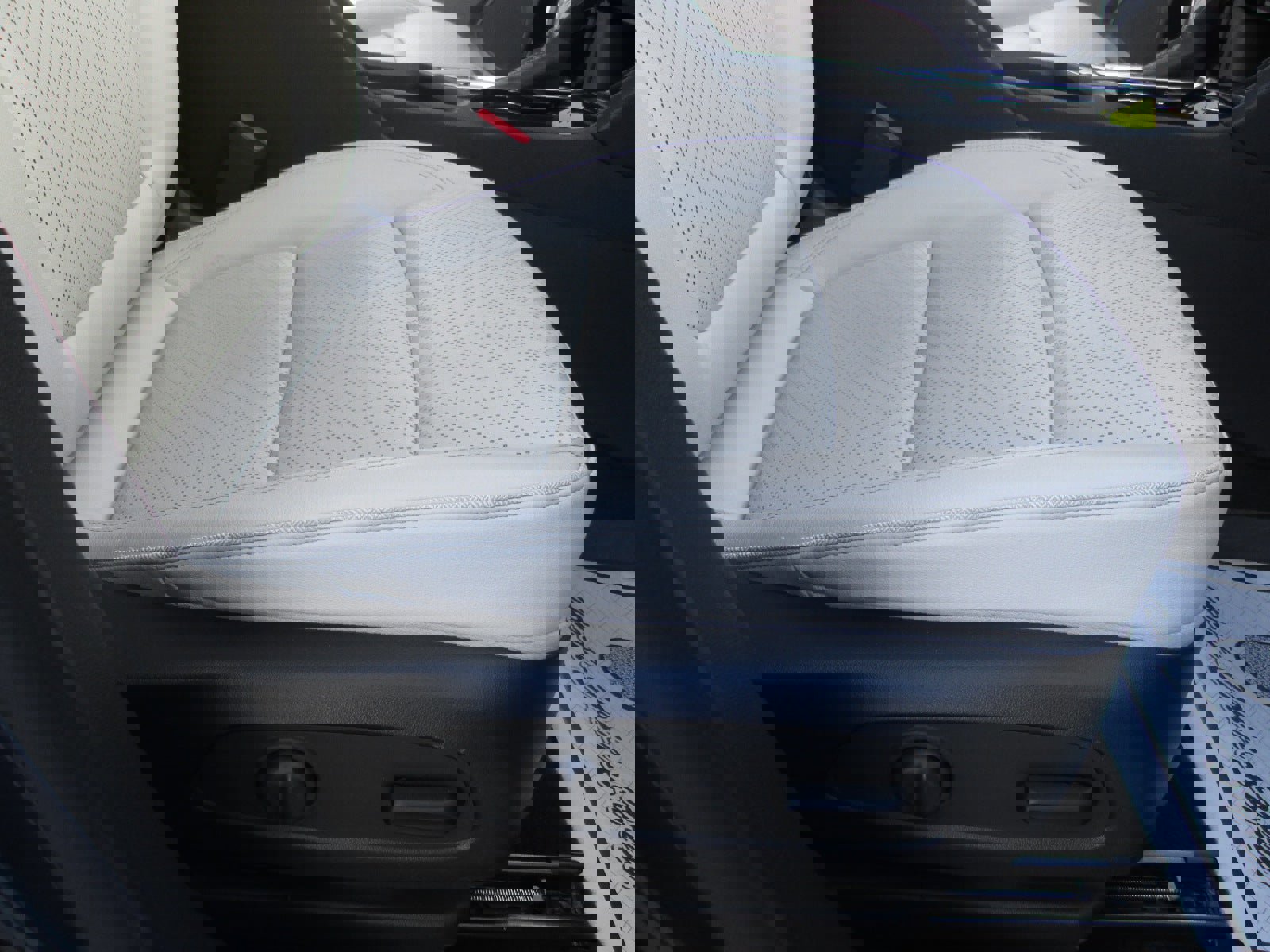 Used 2020 Buick Encore GX Essence w/ Experience Buick Package image 11