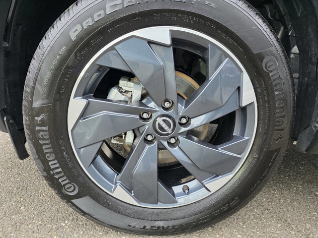 Used 2024 Nissan Rogue SV image 3