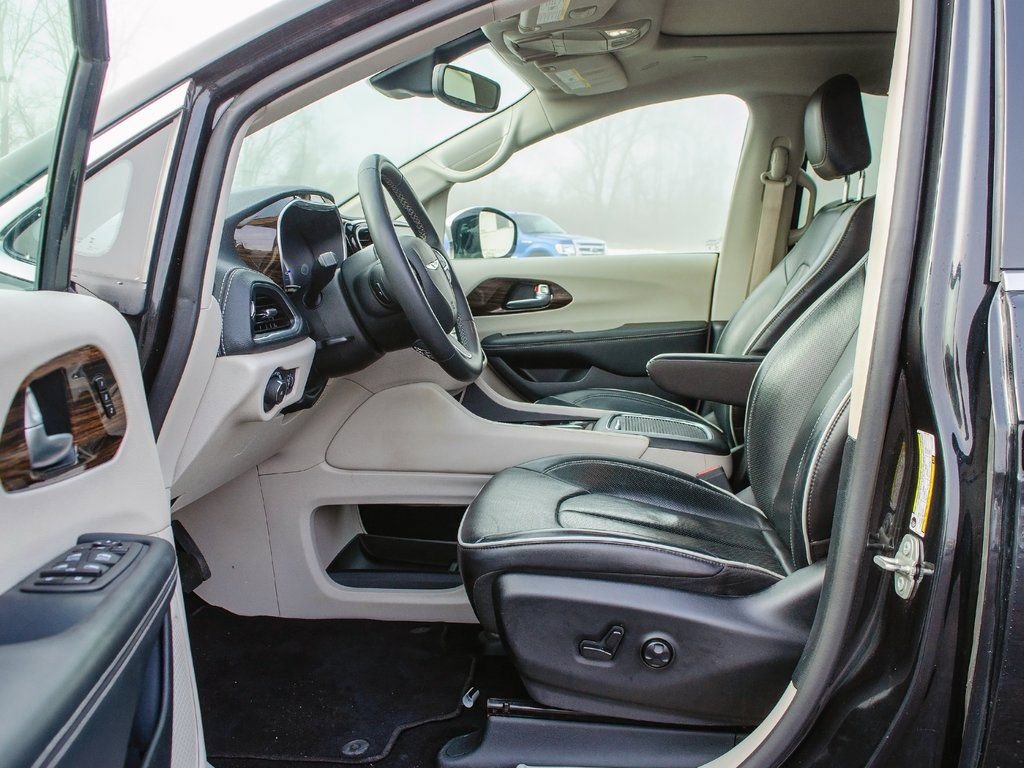 Used 2023 Chrysler Pacifica Limited image 29