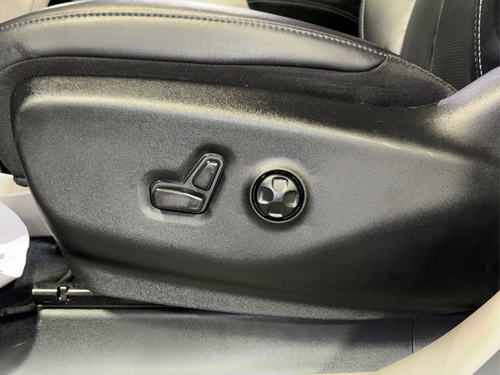 Used 2024 Chrysler Pacifica Touring-L image 28