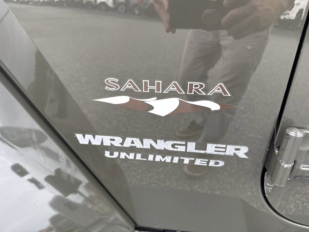 Used 2016 Jeep Wrangler Unlimited Sahara w/ Dual Top Group AWD/4WD image 12