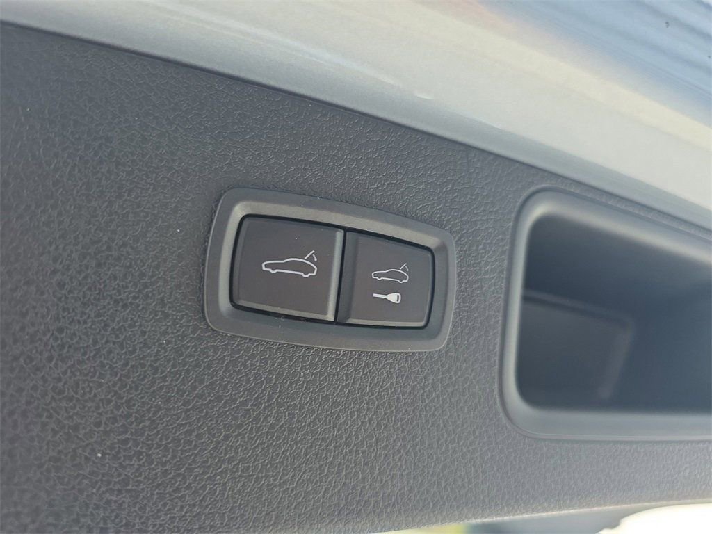 Certified 2025 Porsche Macan image 18