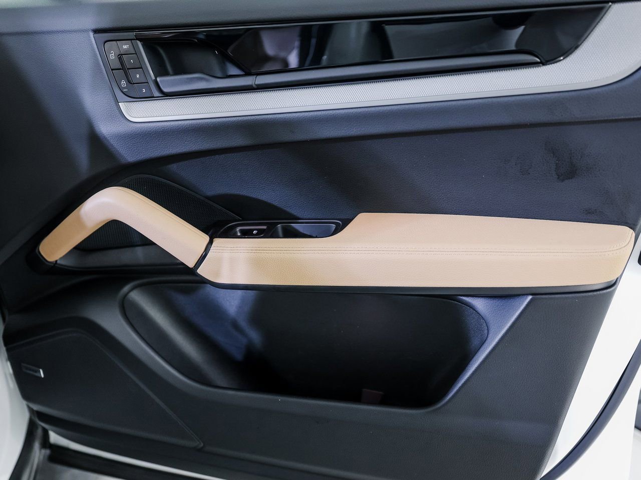 Certified 2025 Porsche Cayenne Coupe image 28