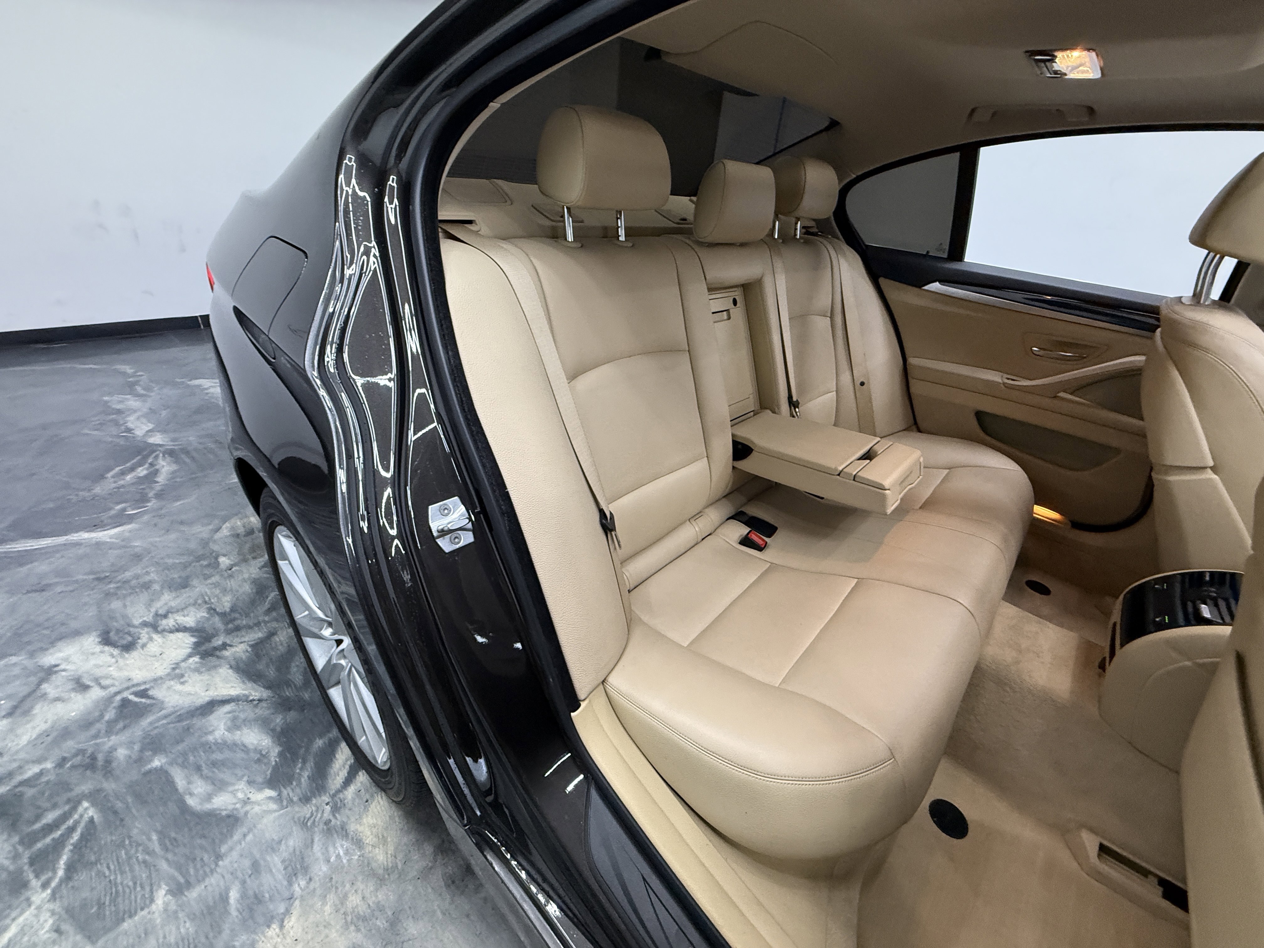 Used 2015 BMW 550i xDrive Sedan image 27