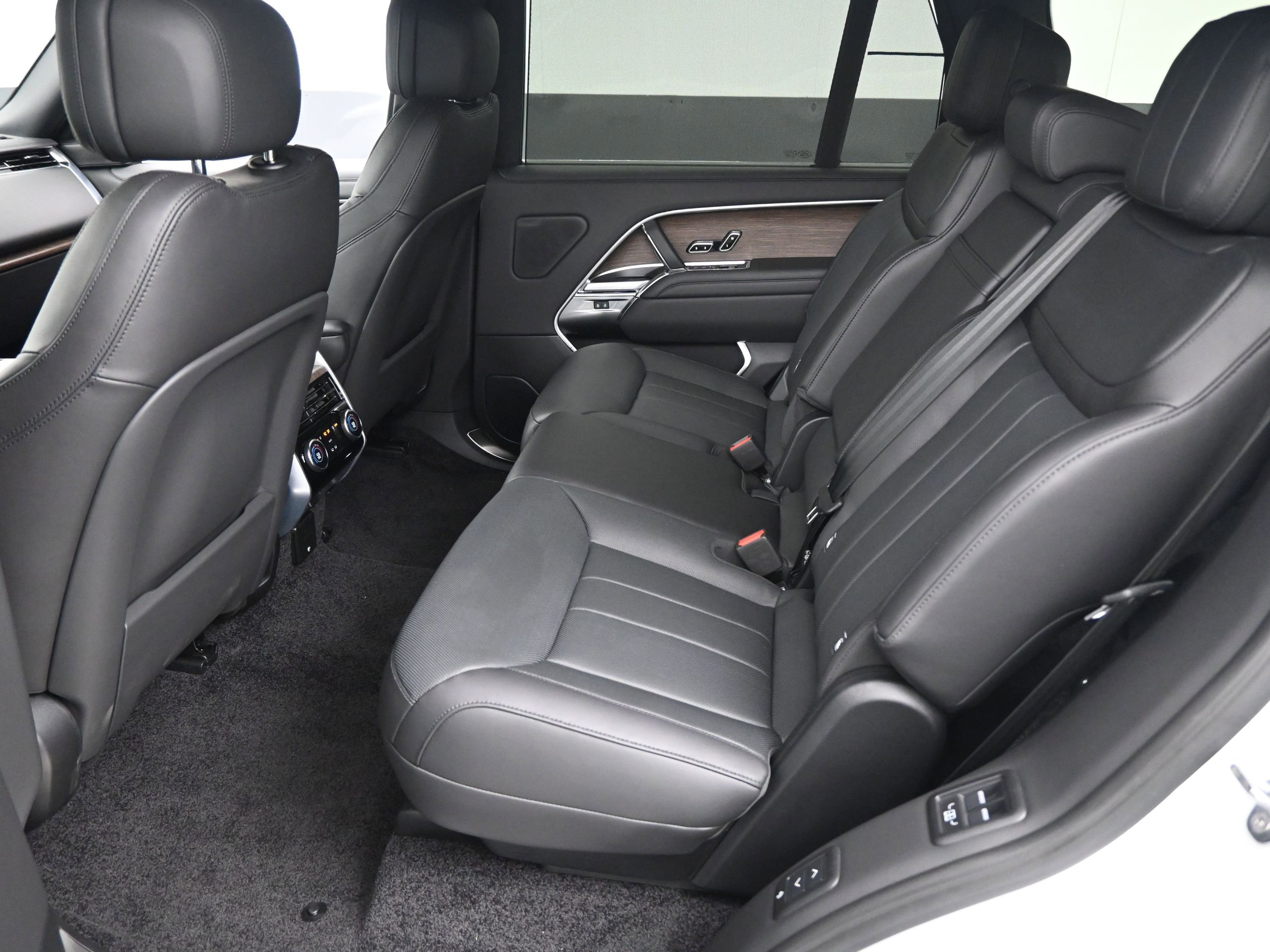 New 2025 Land Rover Range Rover Long Wheelbase SE image 6