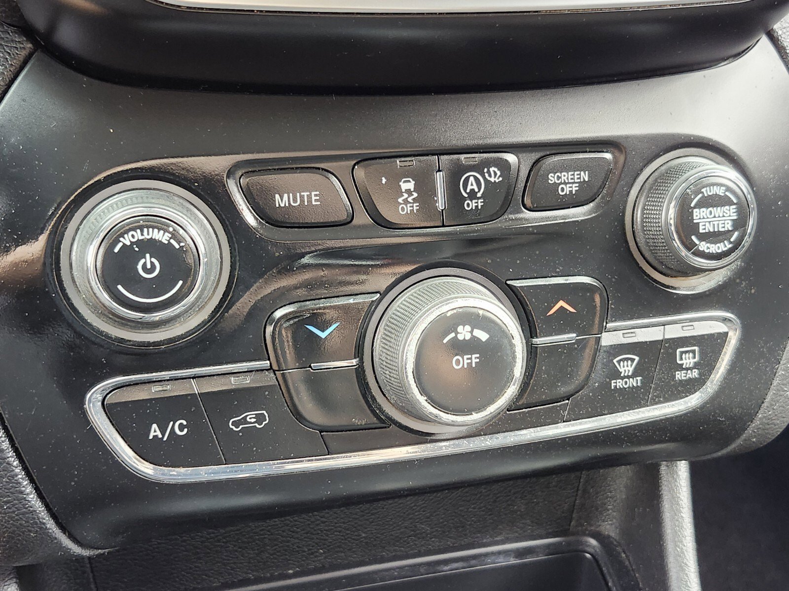 Used 2019 Jeep Cherokee Latitude w/ Popular Appearance Group image 22