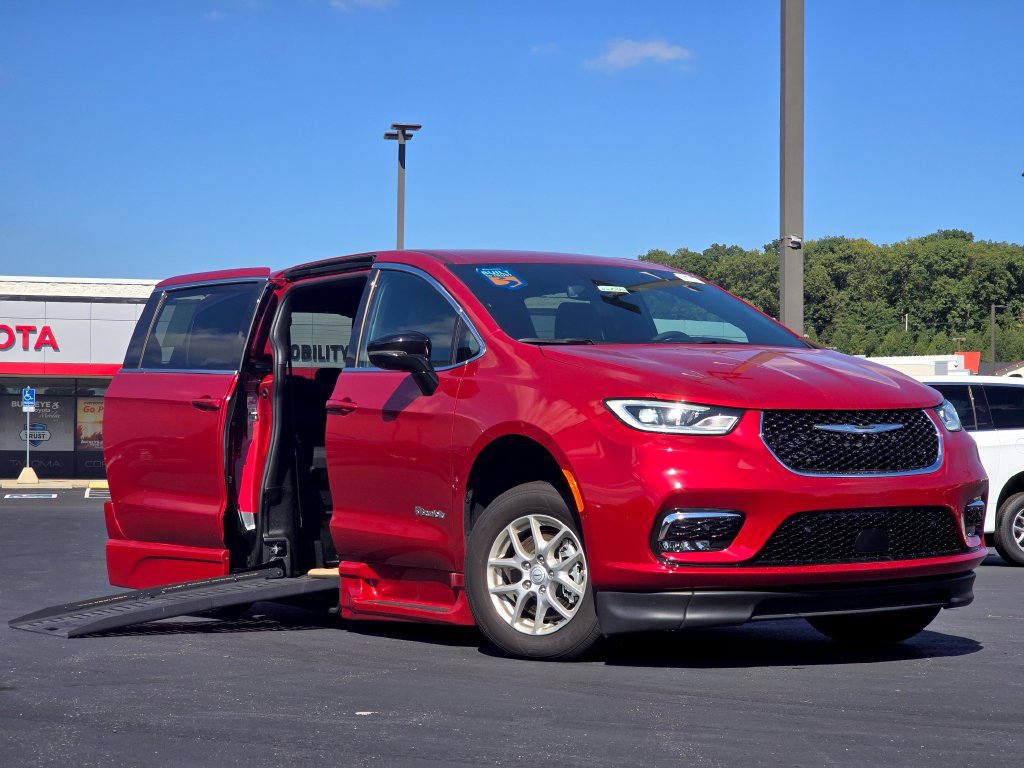 Used 2026 Chrysler Pacifica Select FWD image 2