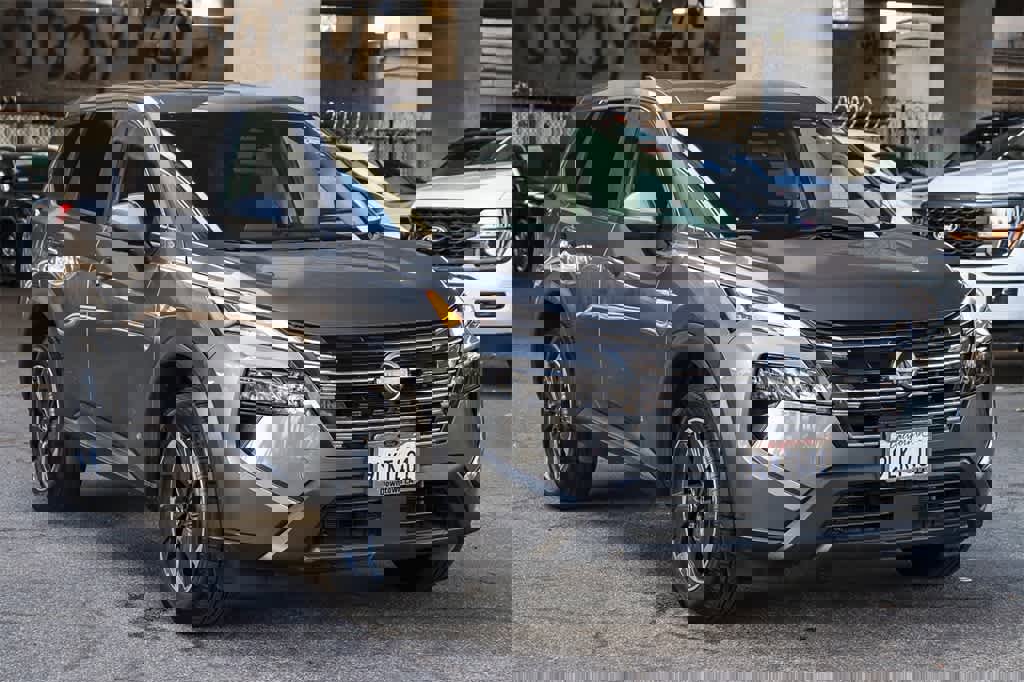 Used 2024 Nissan Rogue SV image 3