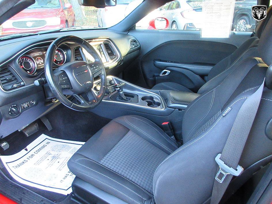 Used 2016 Dodge Challenger SXT image 13