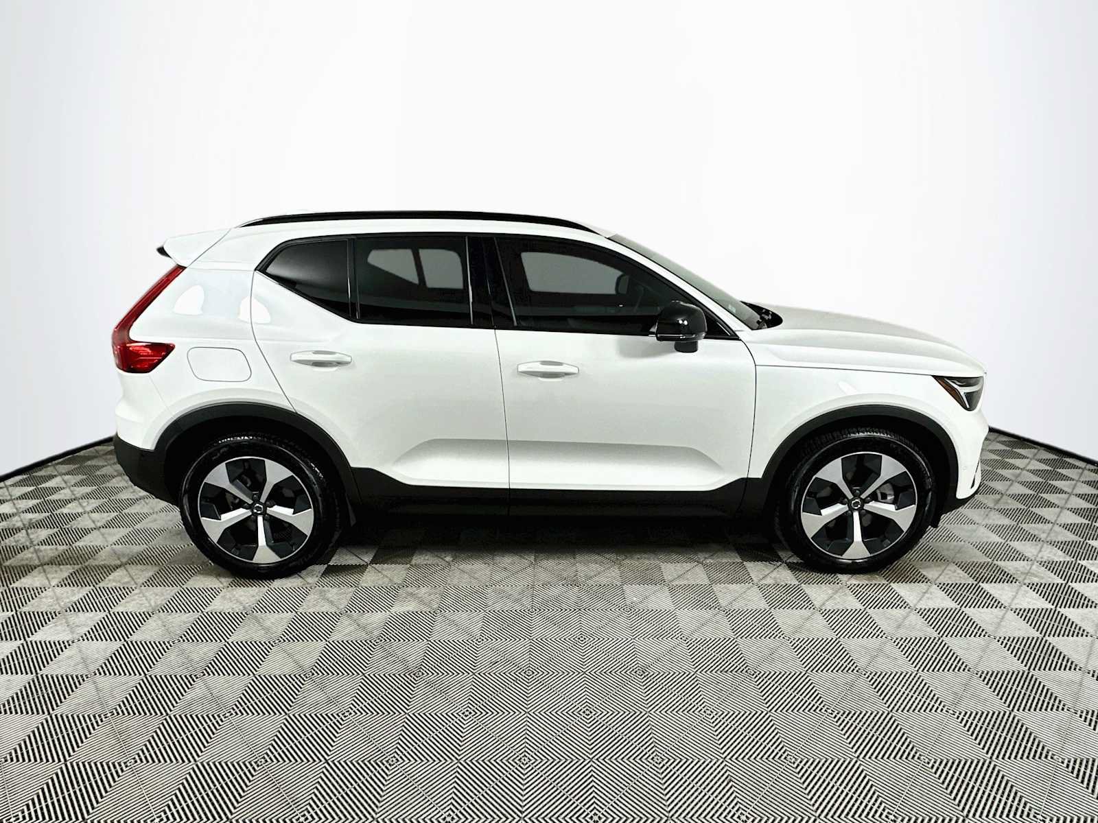 Used 2026 Volvo XC40 B5 Plus w/ Protection Package Premier AWD/4WD image 8
