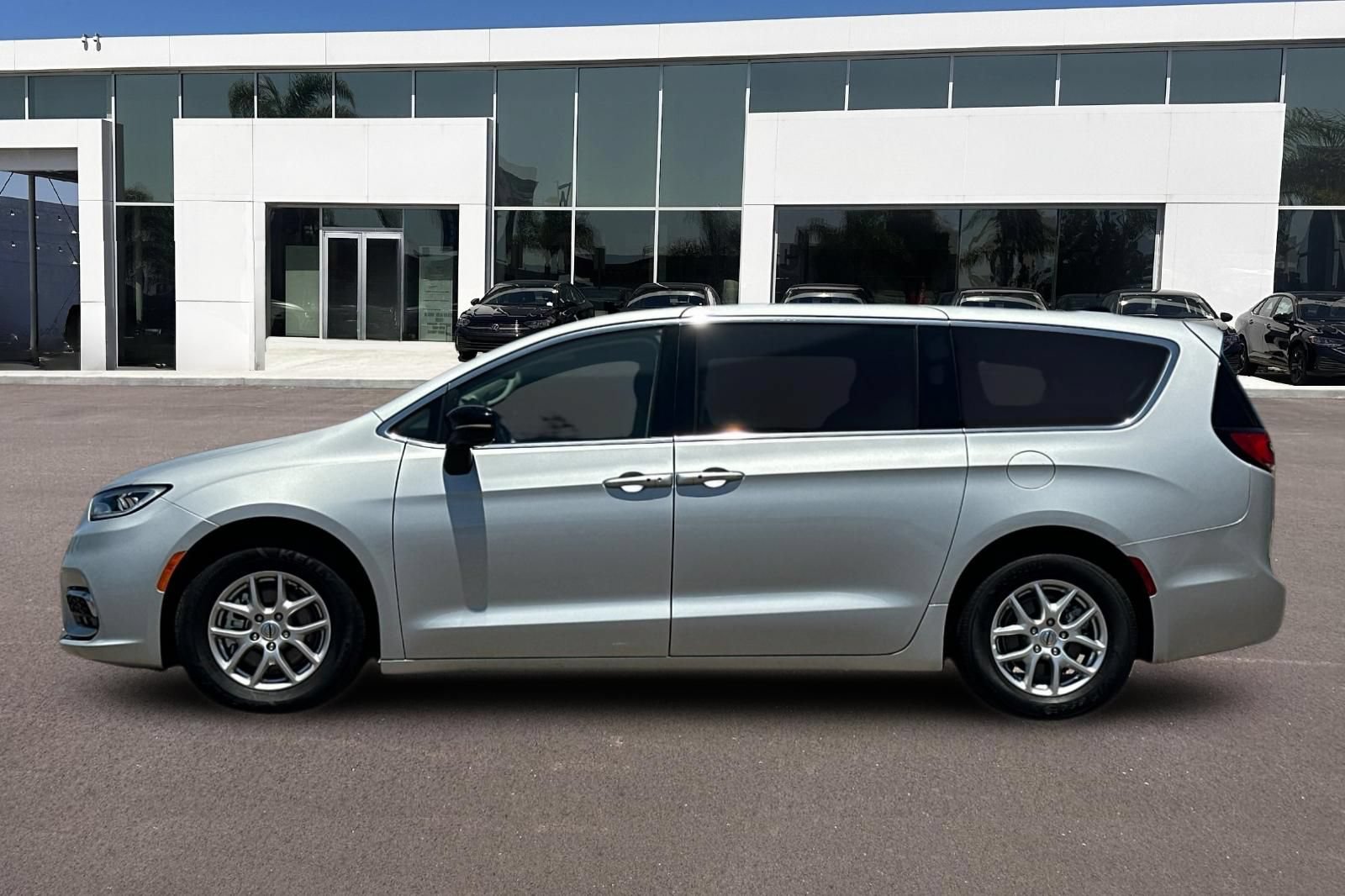 Used 2024 Chrysler Pacifica Touring-L FWD image 6
