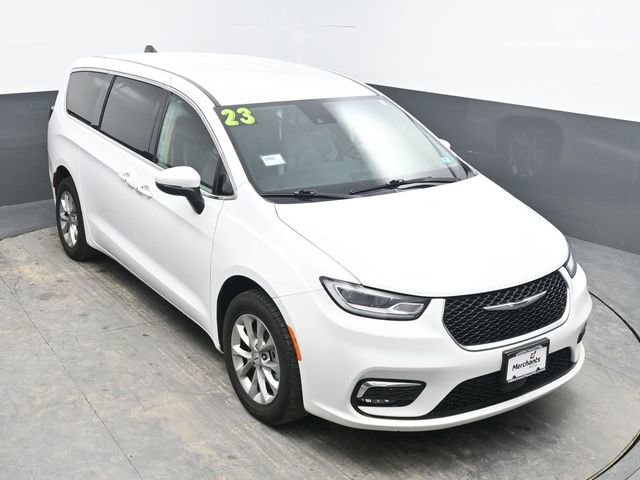 Used 2023 Chrysler Pacifica Touring-L image 19