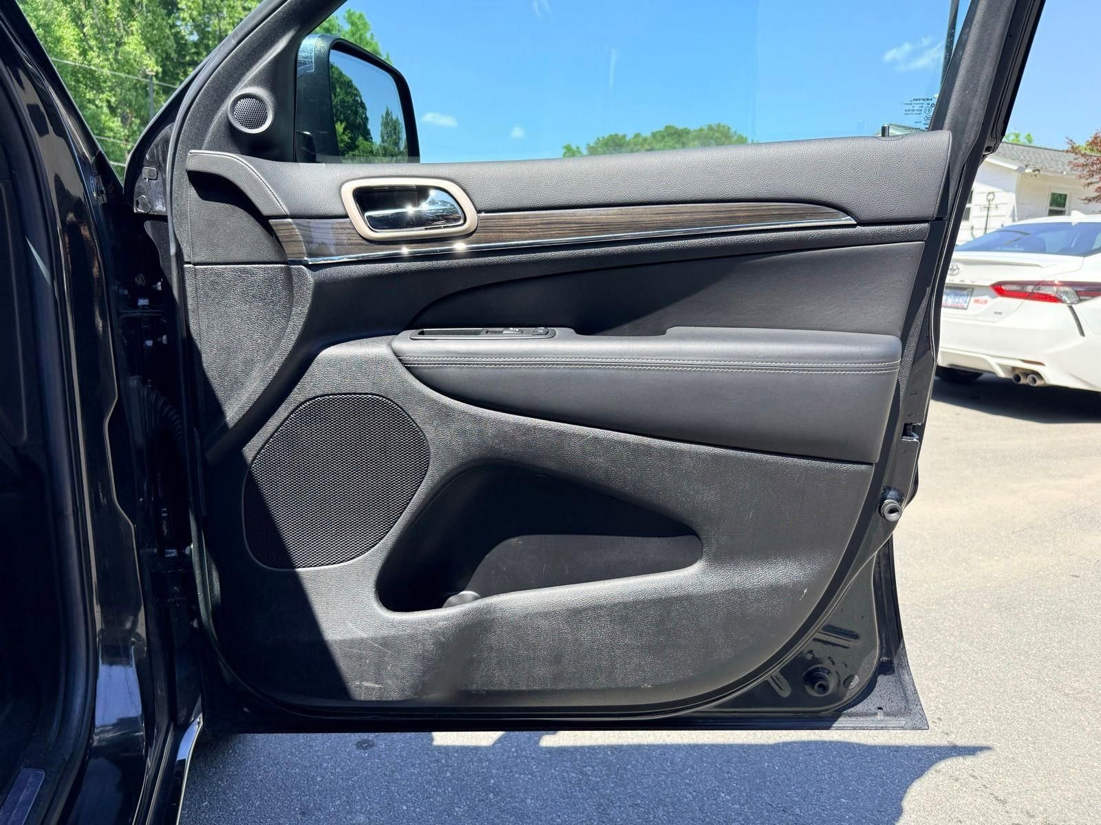 Used 2014 Jeep Grand Cherokee Overland AWD/4WD image 24