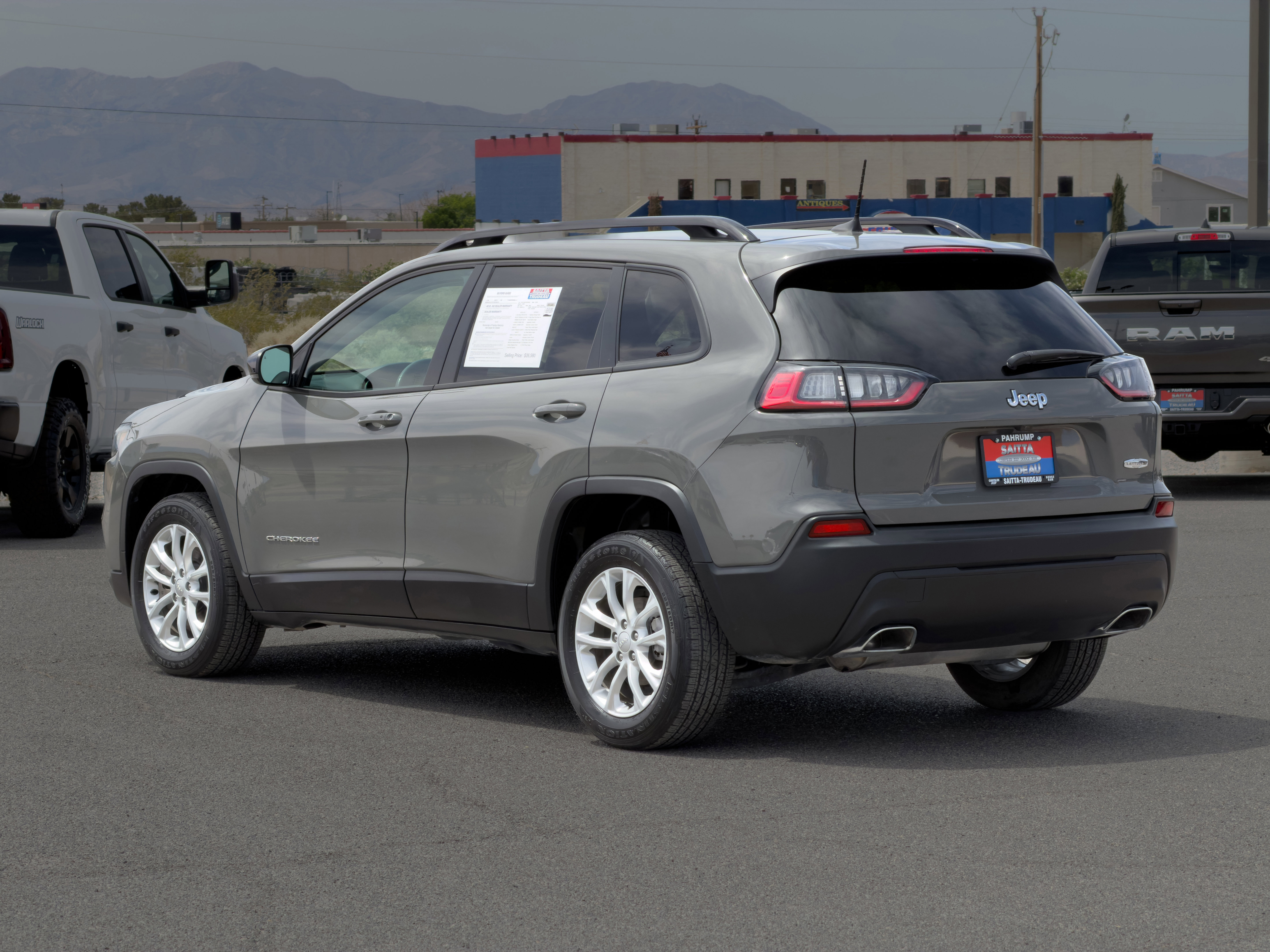 Used 2022 Jeep Cherokee Latitude Lux w/ Mopar Interior Package FWD image 3