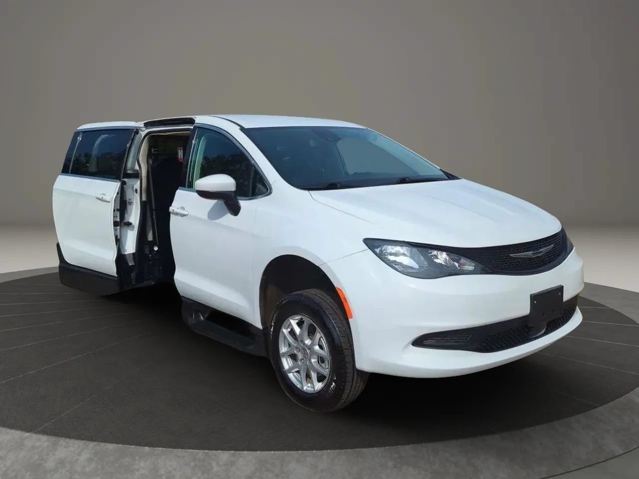 Used 2023 Chrysler Voyager LX FWD image 1