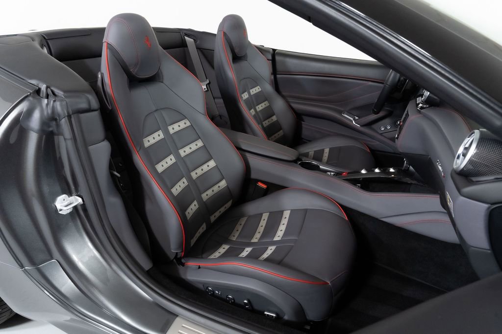 Used 2015 Ferrari California T RWD image 43