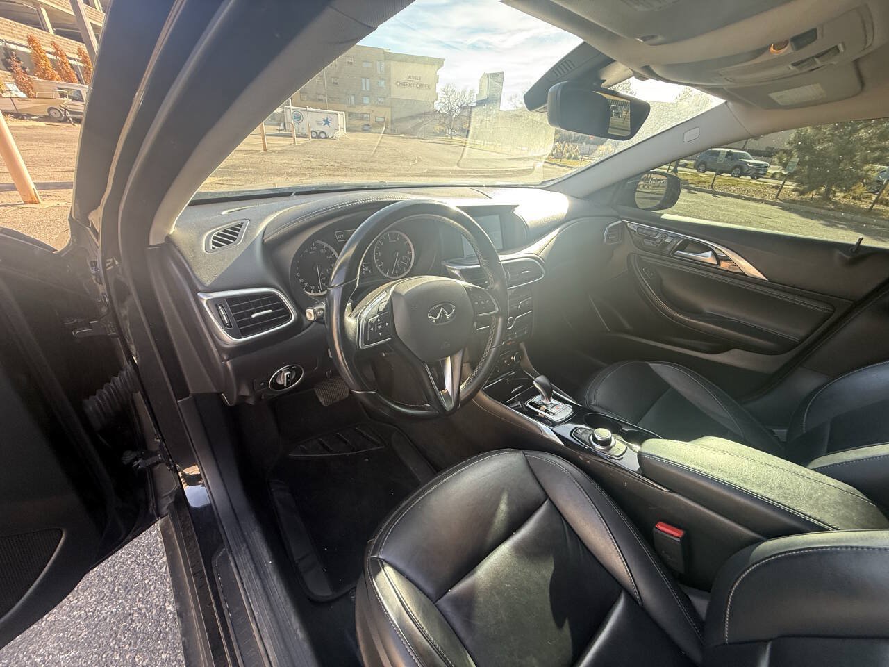 Used 2017 INFINITI QX30 AWD image 16