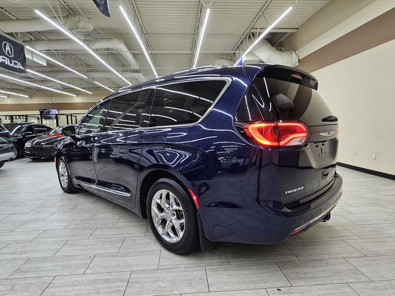Used 2017 Chrysler Pacifica Limited FWD image 8