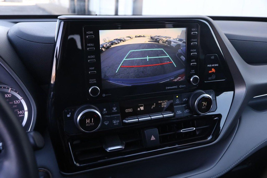 Used 2022 Toyota Highlander XLE image 18
