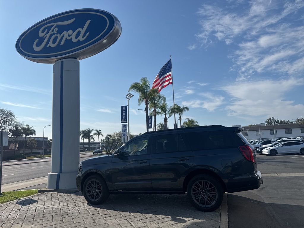 Used 2025 Ford Expedition Platinum w/ Stealth Performance Package AWD/4WD image 29