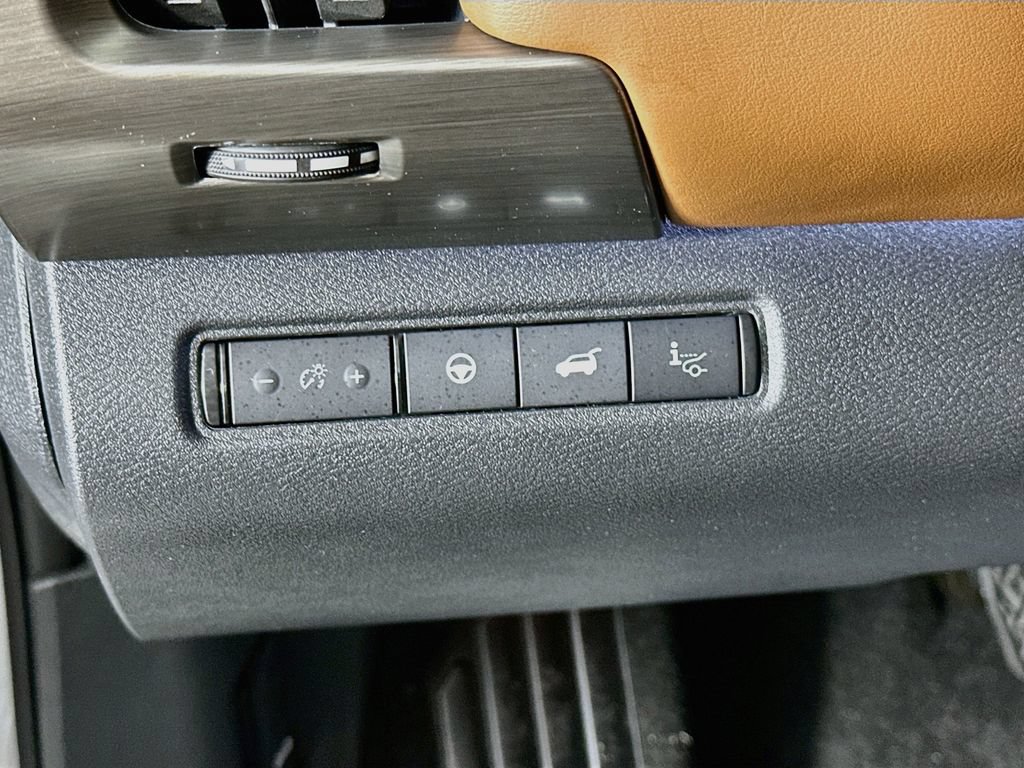 Certified 2025 Nissan Pathfinder Platinum w/ Black Appearance Package AWD/4WD image 16