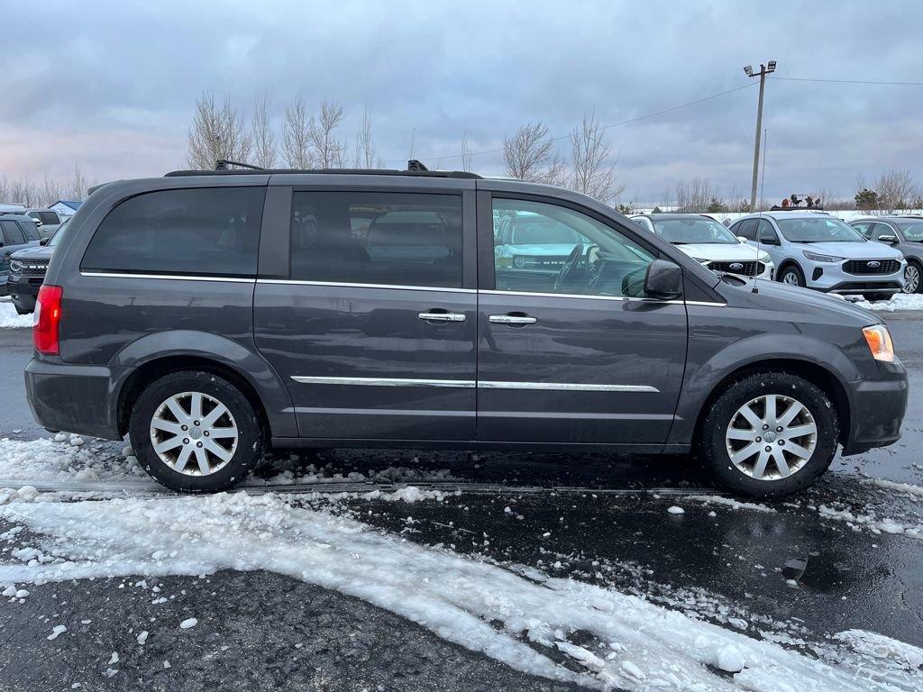Used 2016 Chrysler Town & Country Touring w/ Driver Convenience Group image 6