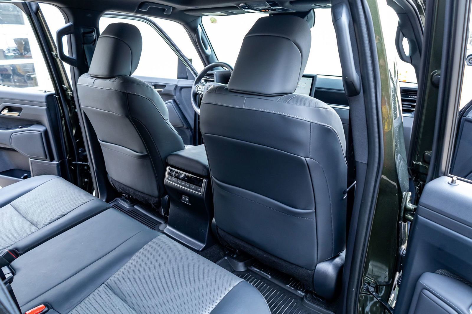 Used 2024 Lexus GX 550 w/ Accessory Package (2T) AWD/4WD image 31