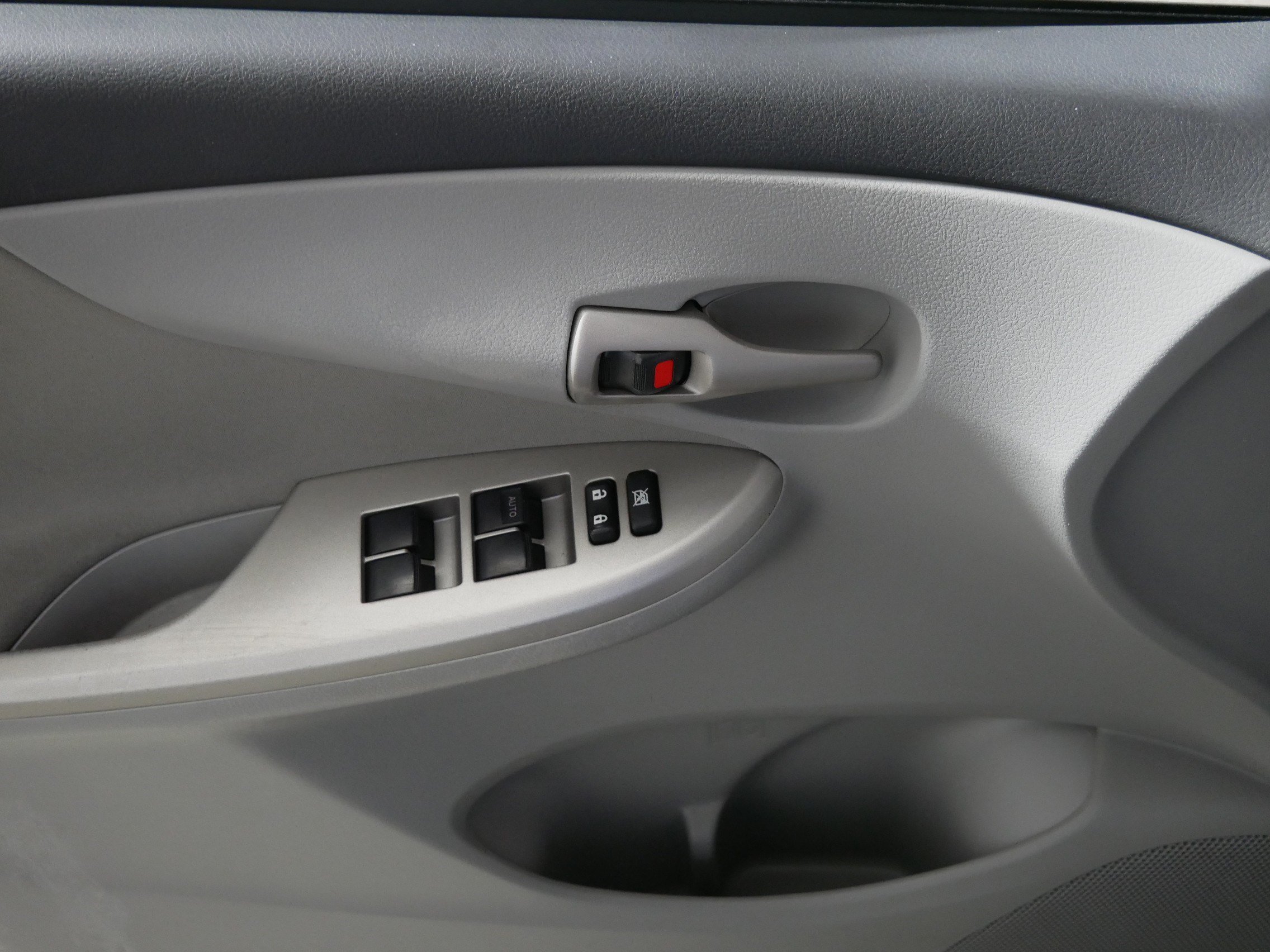Used 2013 Toyota Corolla LE FWD image 19