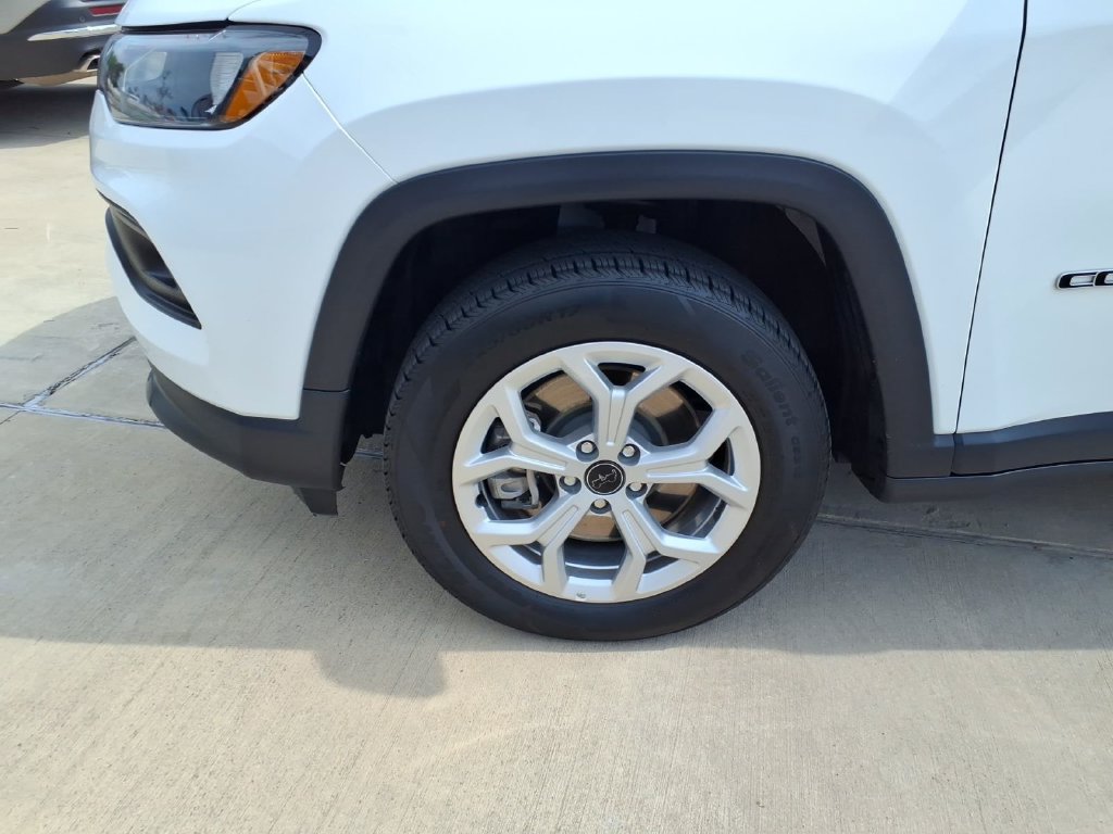 Used 2025 Jeep Compass Latitude AWD/4WD image 9