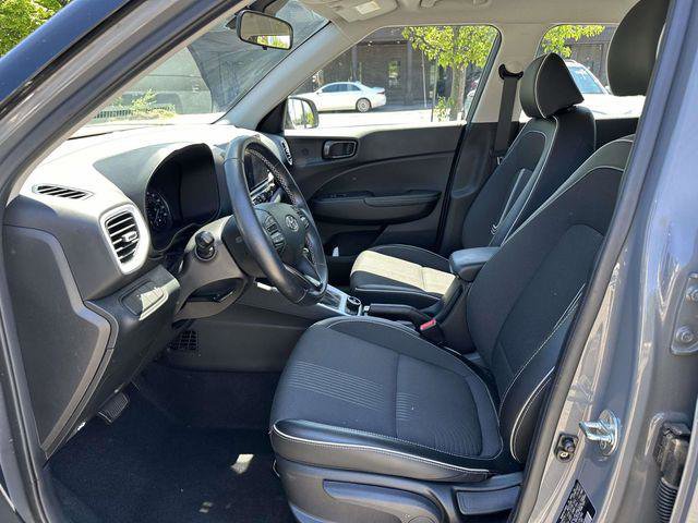 Used 2022 Hyundai Venue Limited FWD image 13