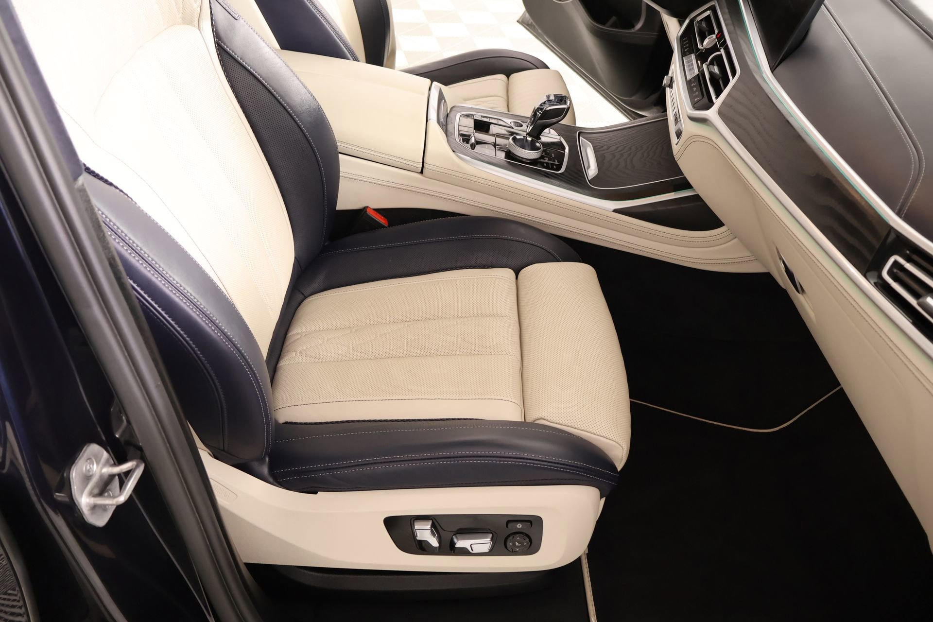 Used 2022 BMW X7 M50i AWD/4WD image 15