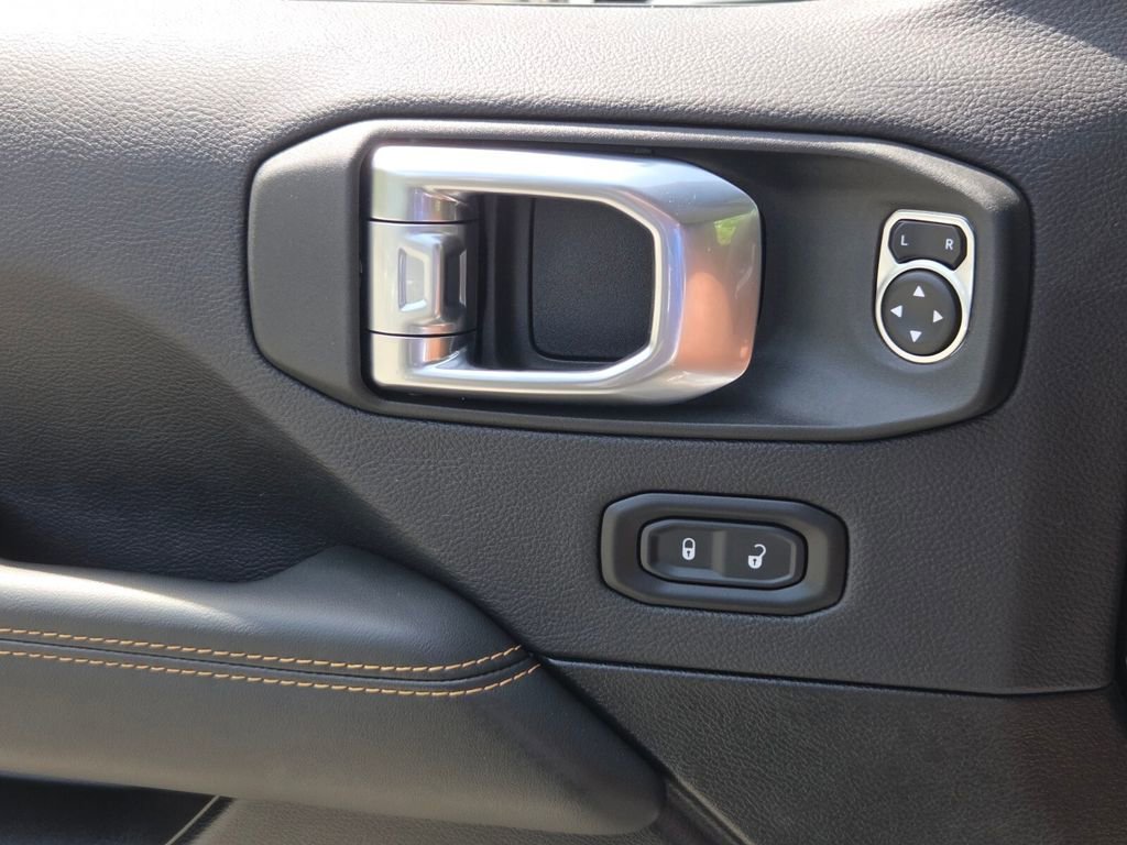 Used 2025 Jeep Wrangler Unlimited Sahara image 26