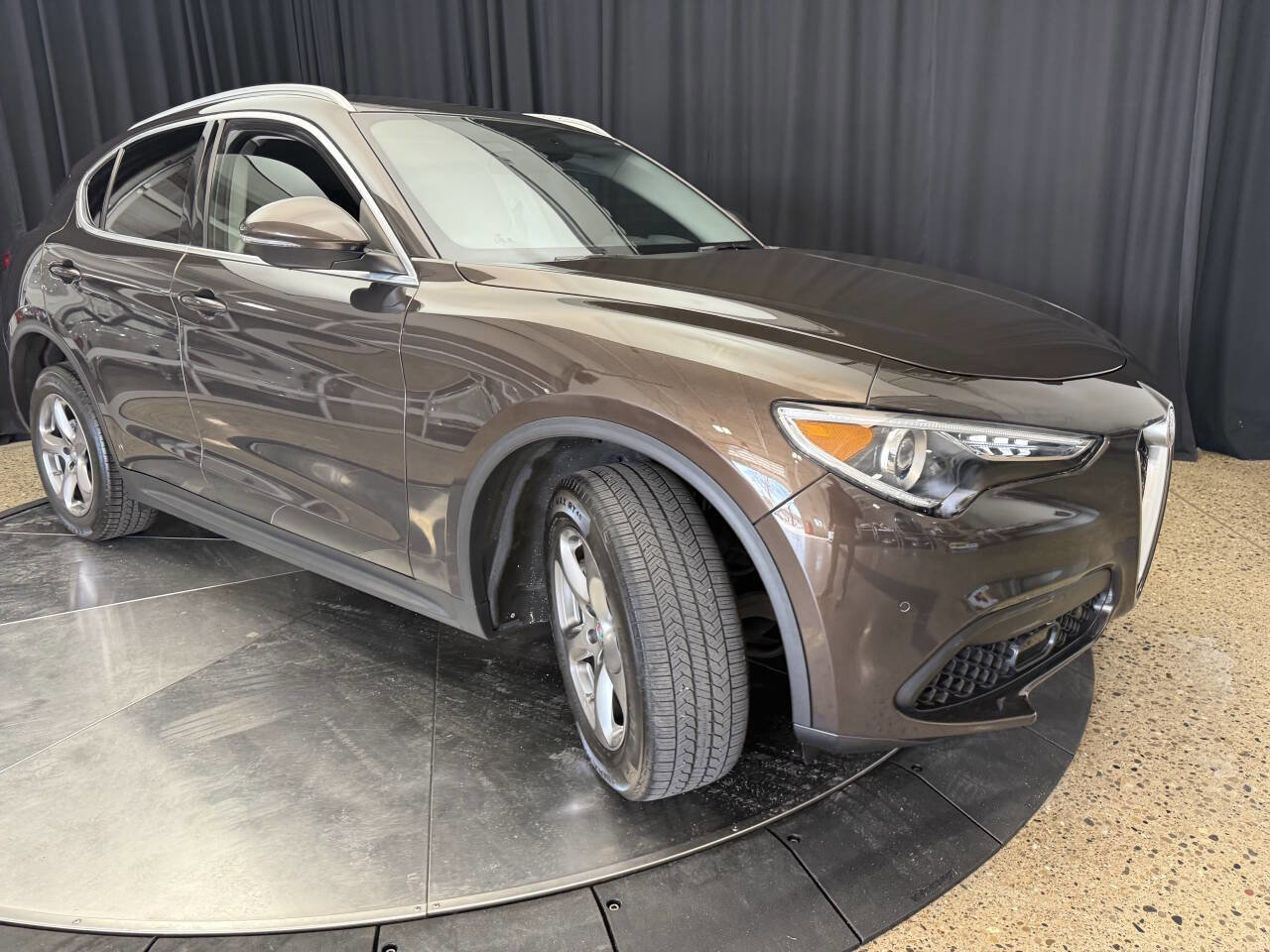 Used 2018 Alfa Romeo Stelvio AWD image 12