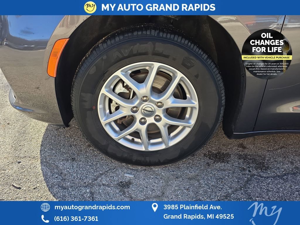 Used 2023 Chrysler Pacifica Touring-L image 28