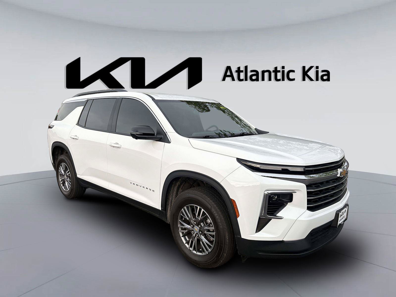 Used 2025 Chevrolet Traverse LT w/ Driver Confidence Package AWD/4WD image 4